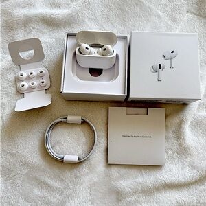 Apple White Wireless Earbuds with Charging Case